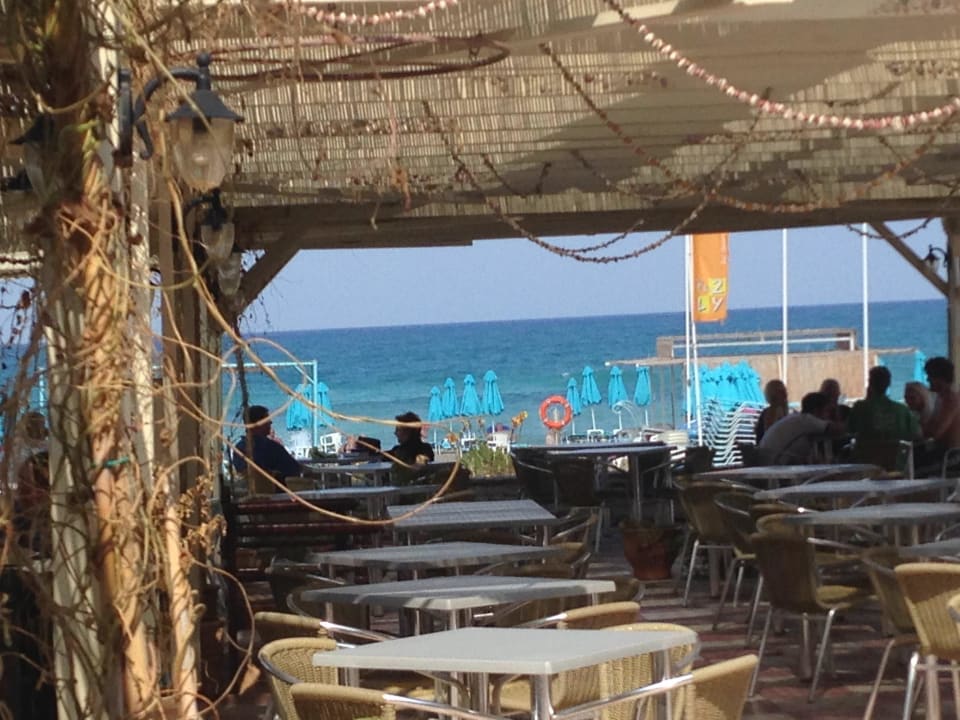 Blick von der Außenterrasse in Richtung Strand Golden Beach Rethymnon