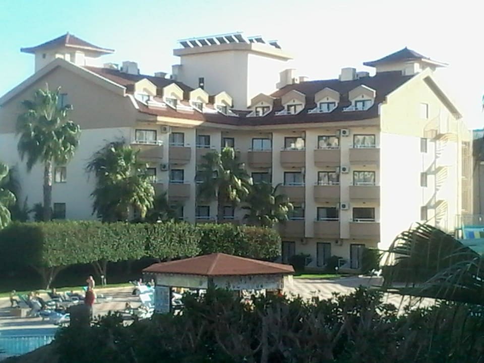 Blick zum Pool und den Zimmern Grand Seker Hotel