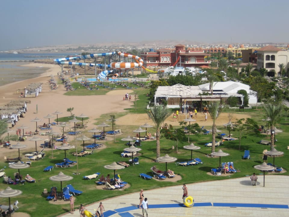 Strand mit Rutschen im Hintergrund JAZ Aquamarine Resort