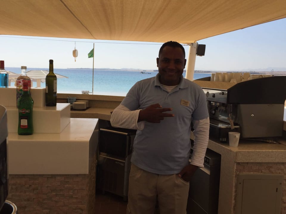 Ibrahim verantwortlich für die Strandbar Kaisol Romance Resort