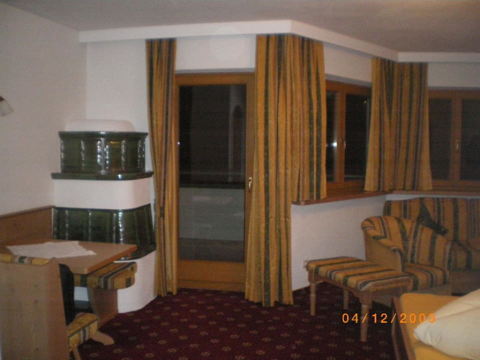 Der gemütliche Kamin mit Sitzecke Hotel Tirolerhof