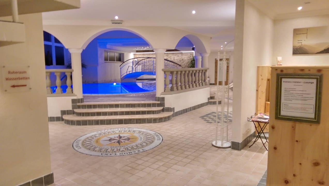 Pool und Liegebereich Wellnessresort Vier Jahreszeiten