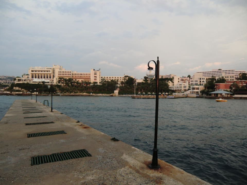 Bootssteg mit Bademöglichkeit  Le Bleu Hotel & Resort