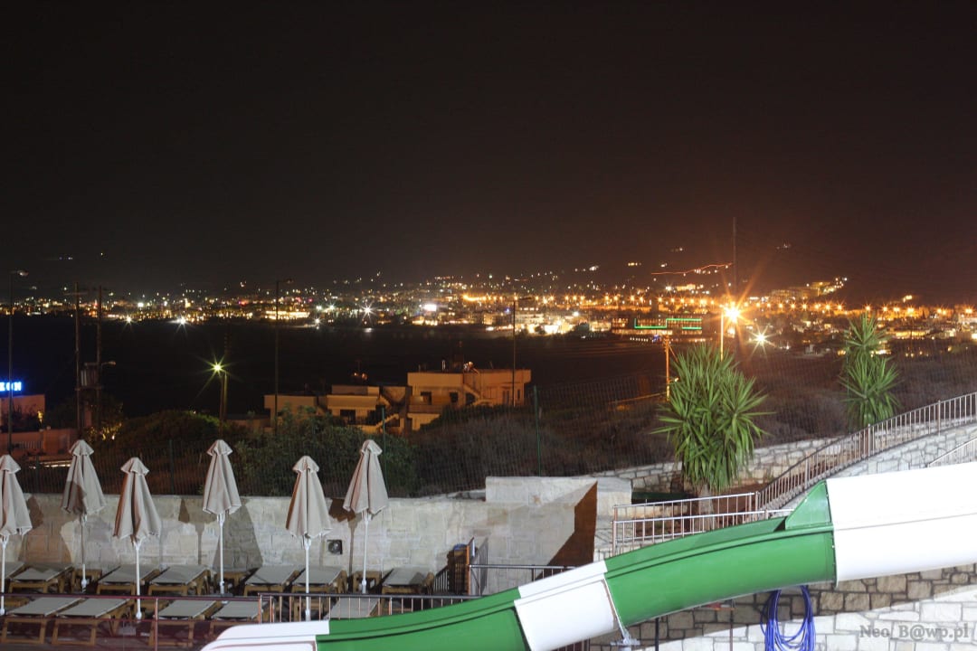 Widok na Stalidę nocą Grand Hotel Holiday Resort