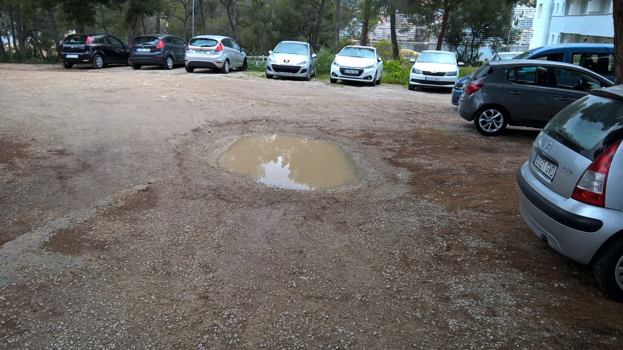 Der Hotelparkplatz mit tiefen Löchern Hotel Bahia del Sol