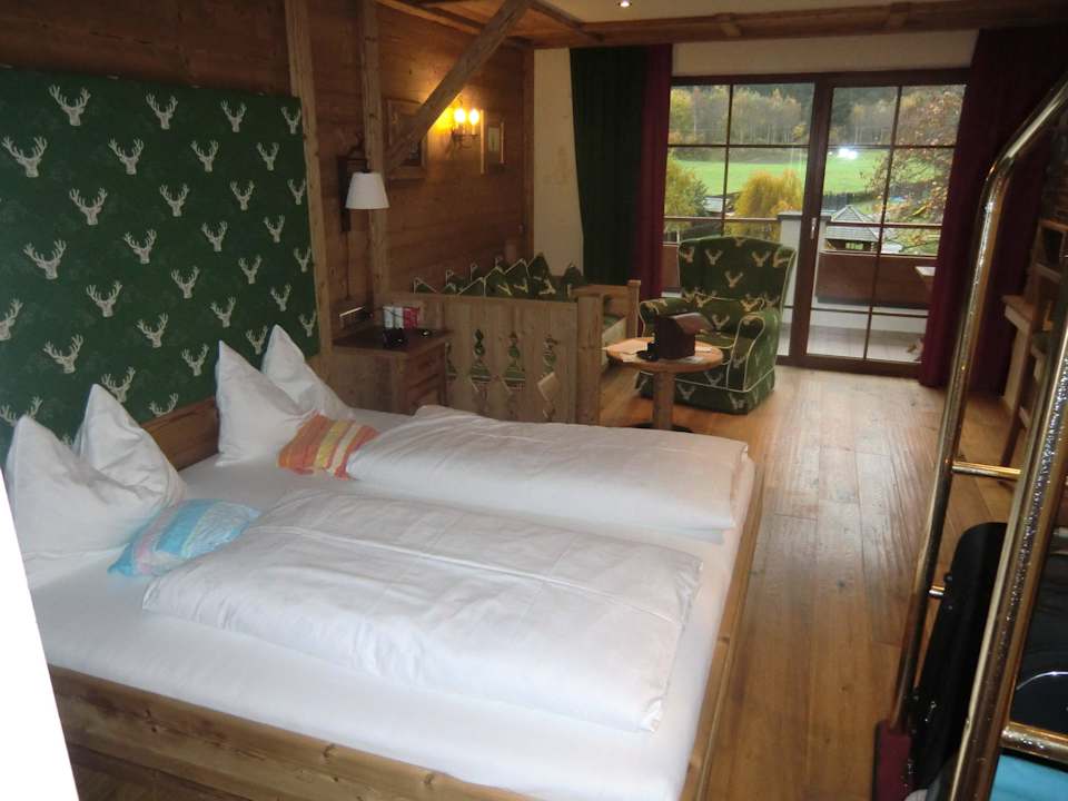 Bett, mit Leseecke und Balkon Alphotel Tyrol