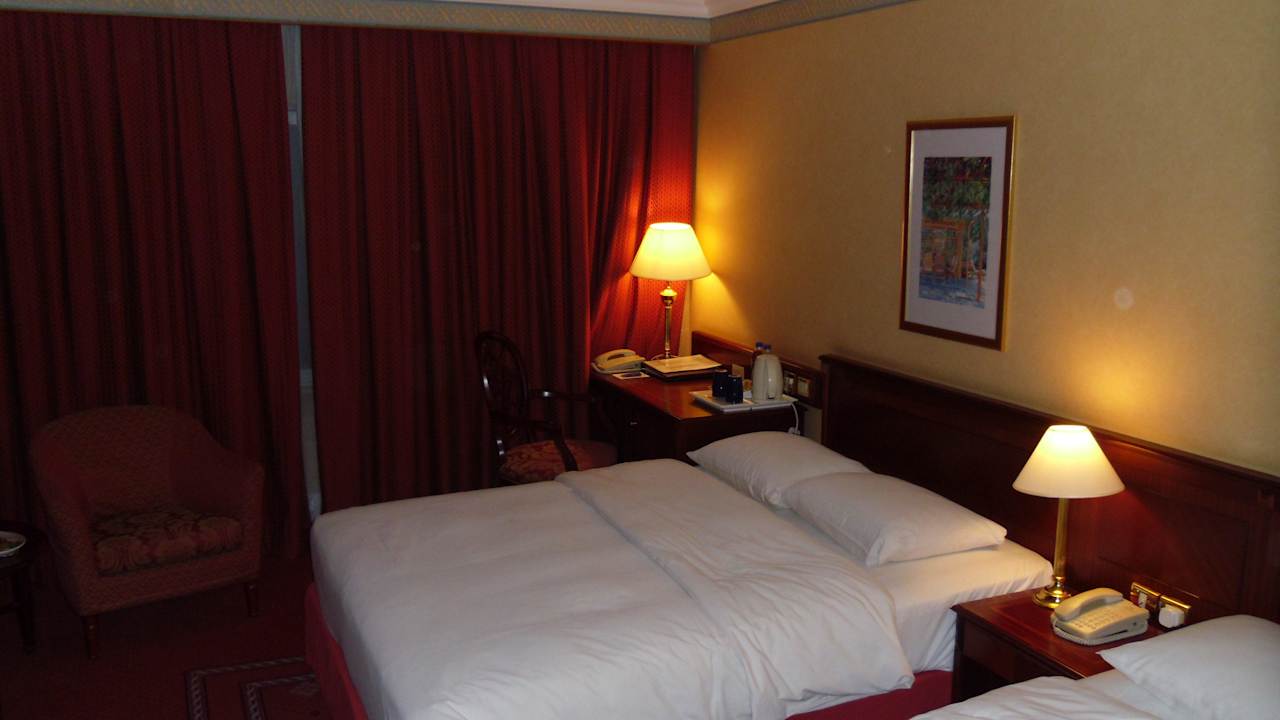 Schreibtisch und eines von zwei Doppelbetten Hilton Garden Inn Ras Al Khaimah