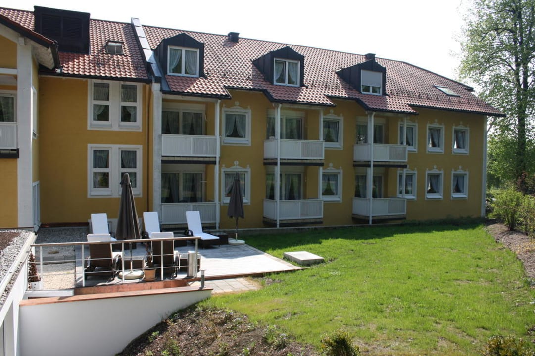 Rückseite des hotels mit zum TEil sichtbarer Liege Vitalhotel Sonneck