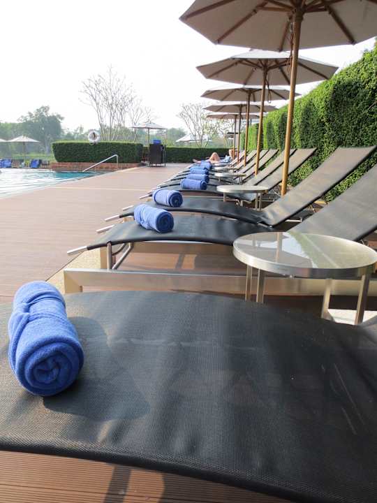 Liegen und Handtücher  Le Meridien Chiang Rai Resort