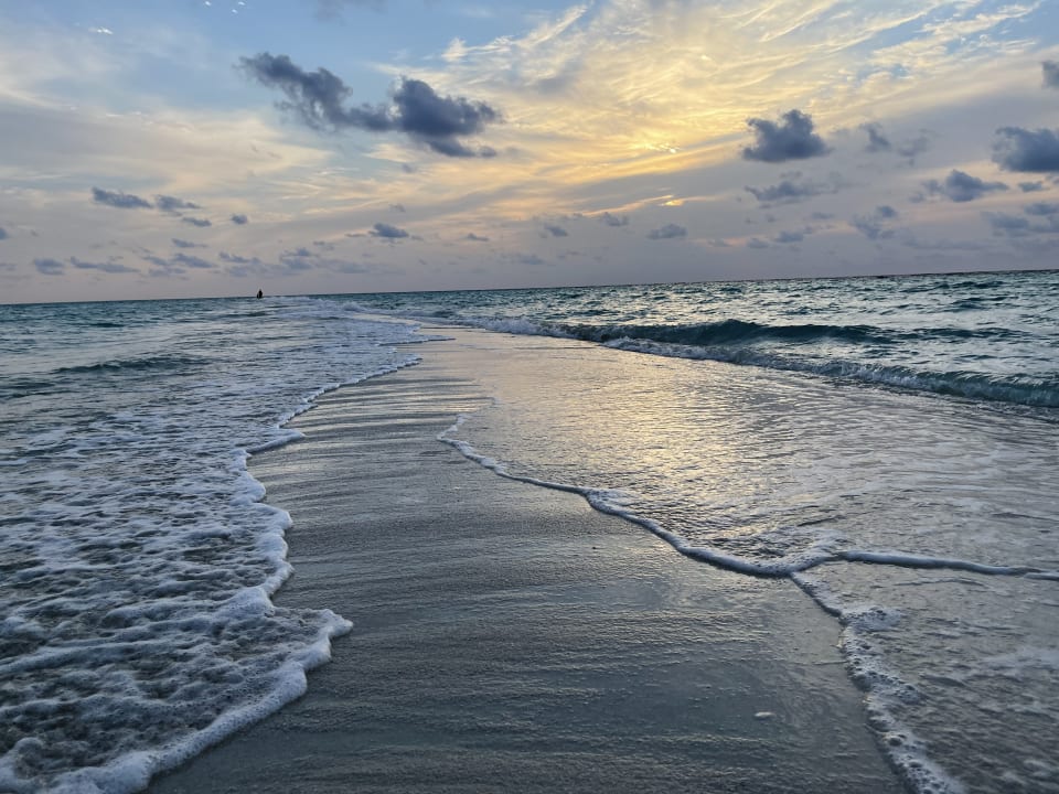 Strand Kuredu Island Resort & Spa