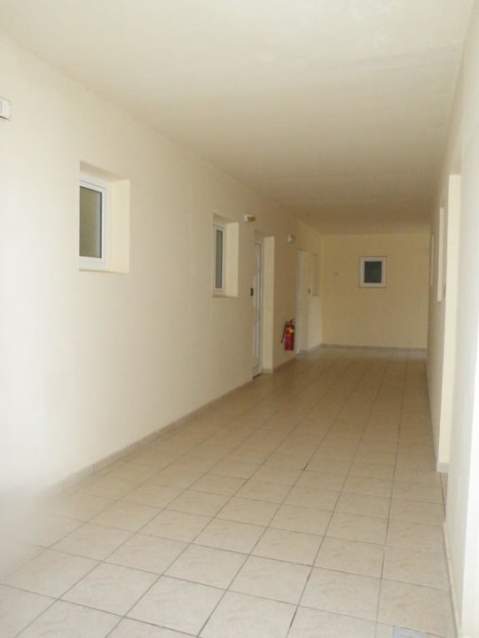 Korytarz w budynku Efterpi Eri Beach & Village