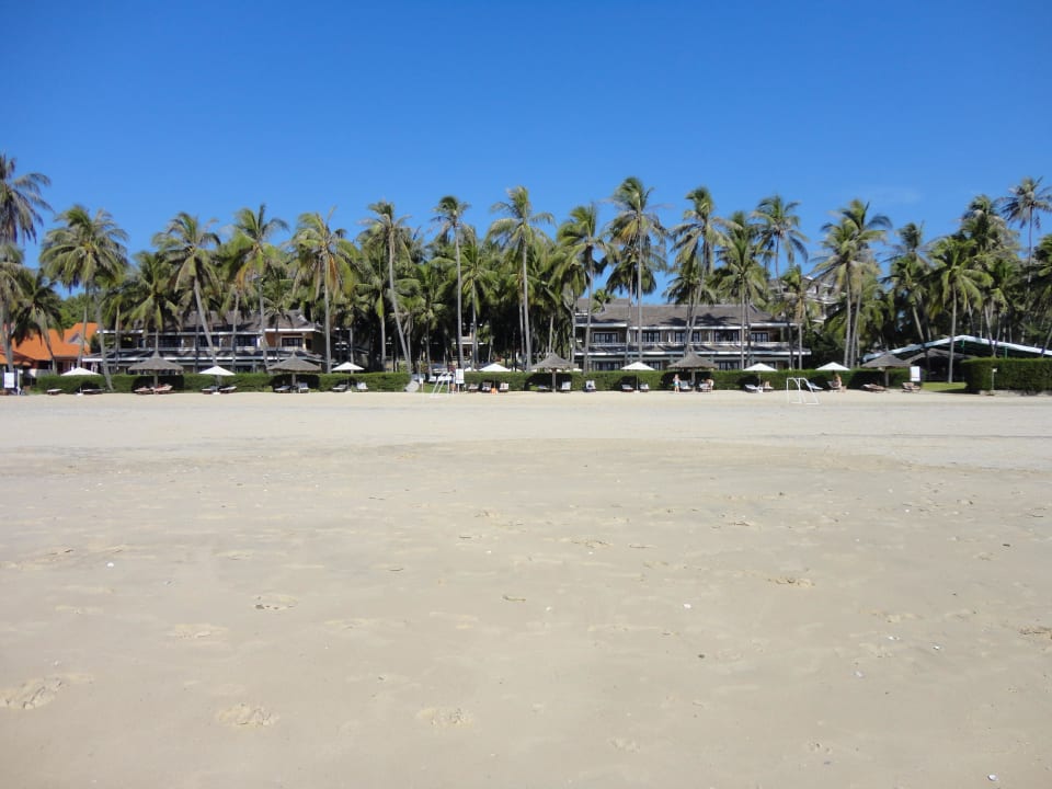 Blick vom Strand auf die Hotelanlage AMARYLLIS Resort & Spa