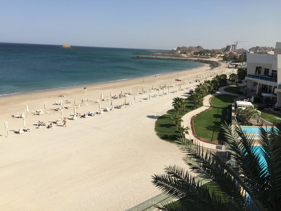 Blick vom Zimmer auf den Strand Radisson Blu Resort Fujairah