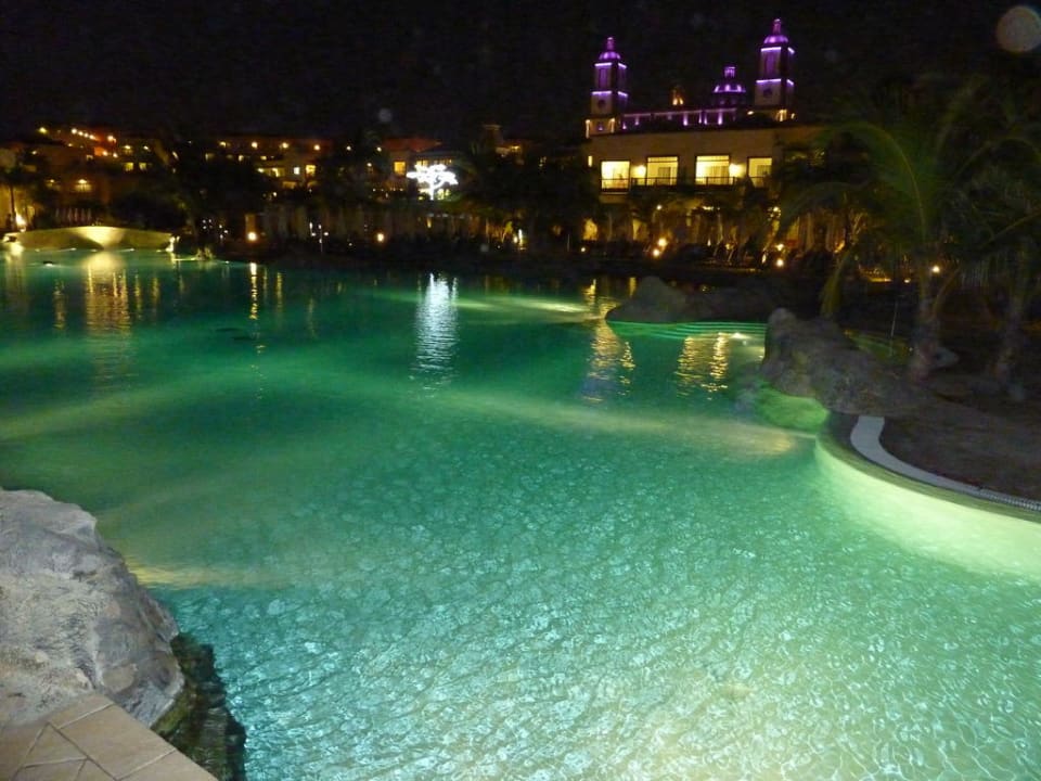 Einer der Pools bei Nacht Lopesan Villa del Conde Resort & Thalasso