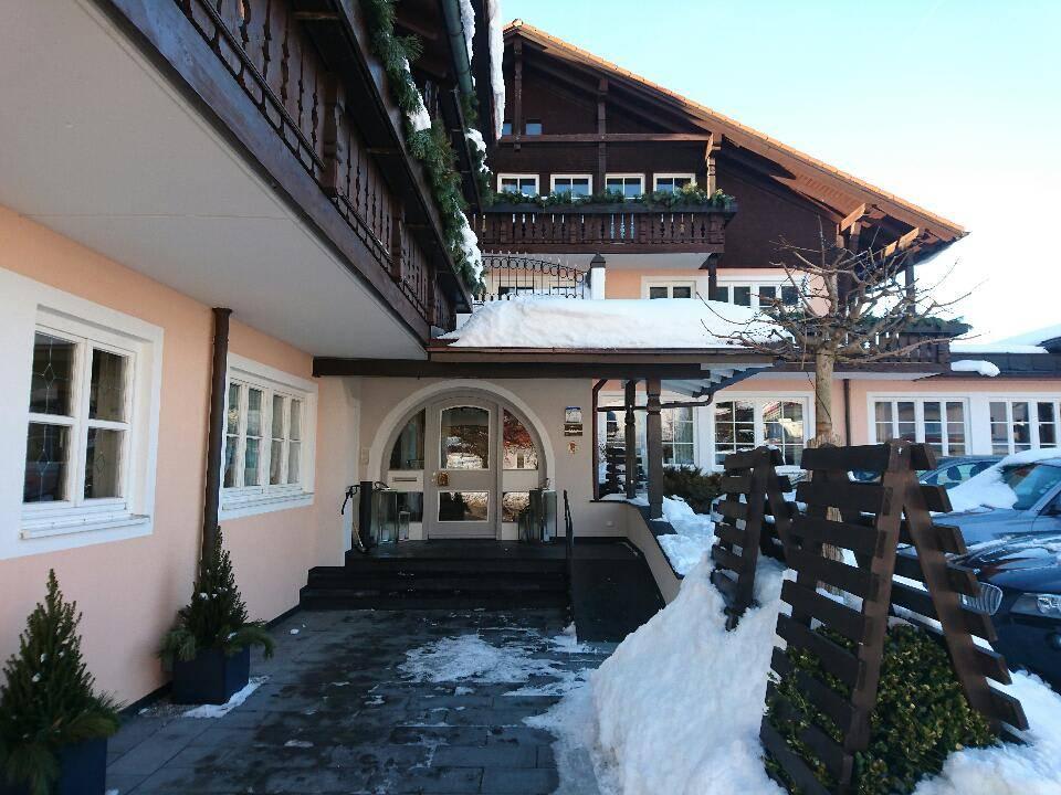 Vor dem Hotel Hotel Alpenkönig