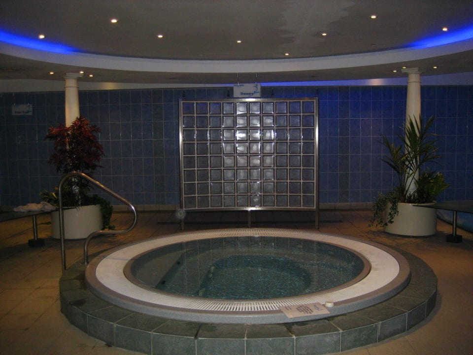 Whirlpool Hotel Arora International Gatwick ~ Crawley
