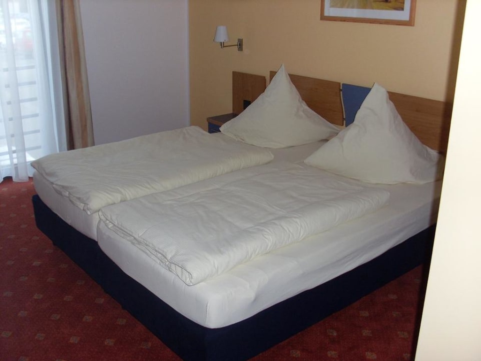 Blick auf Bett Hotel Ambiente