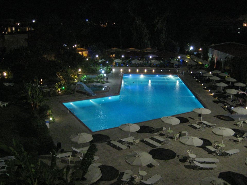 Hotelpool bei Nacht Irene Palace Beach Resort Club alltoura