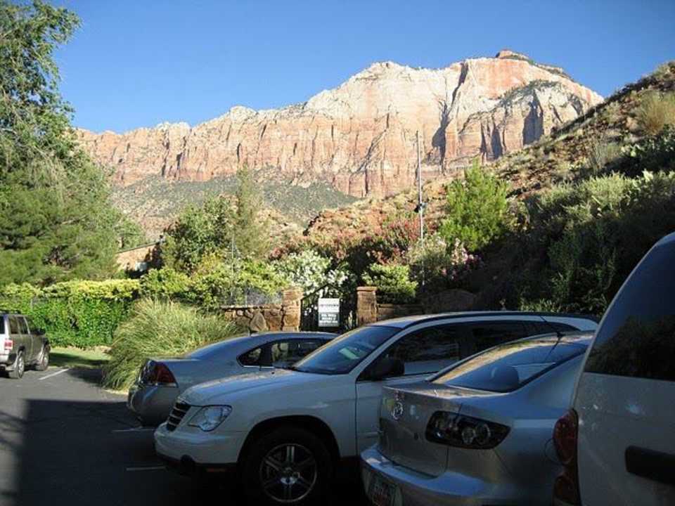 Parkplatz mit Blick auf Garten Hotel Flanigans Inn
