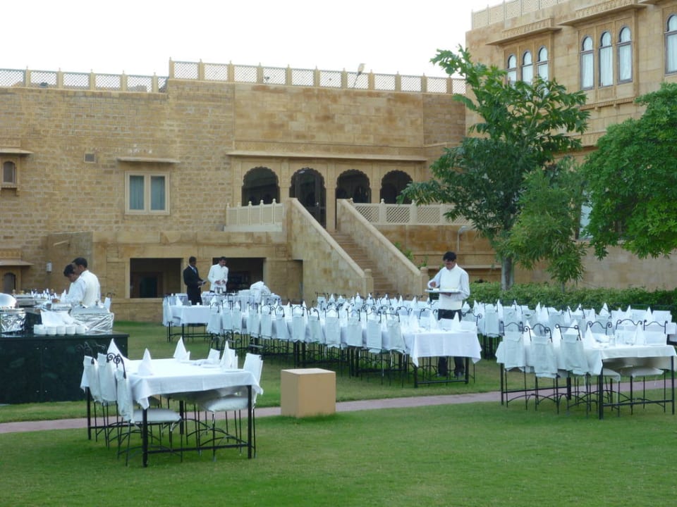 Abendessen im Garten Hotel Rang Mahal