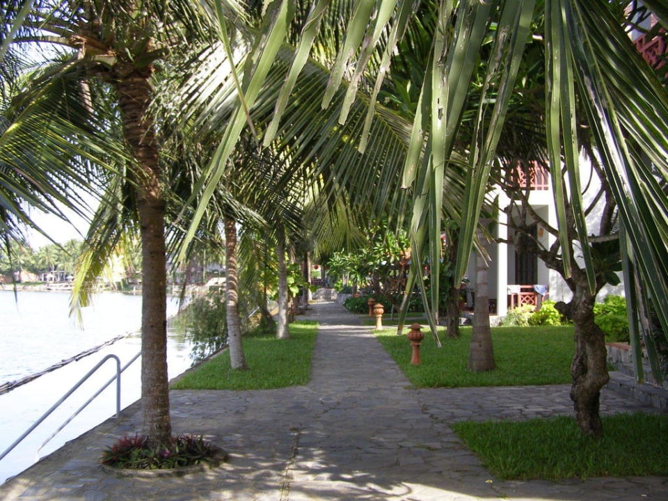 Weg zum Restaurant am Fluss entlang Hotel Hoi An Beach Resort