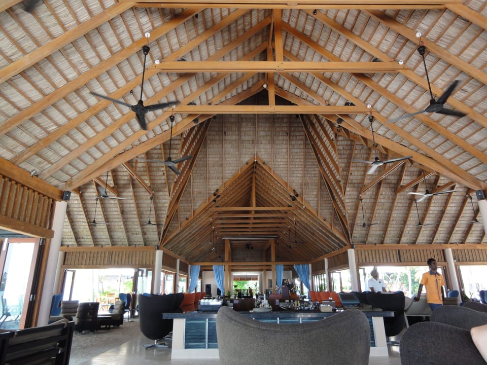 Bar mit viel Platz Veligandu Maldives Resort Island