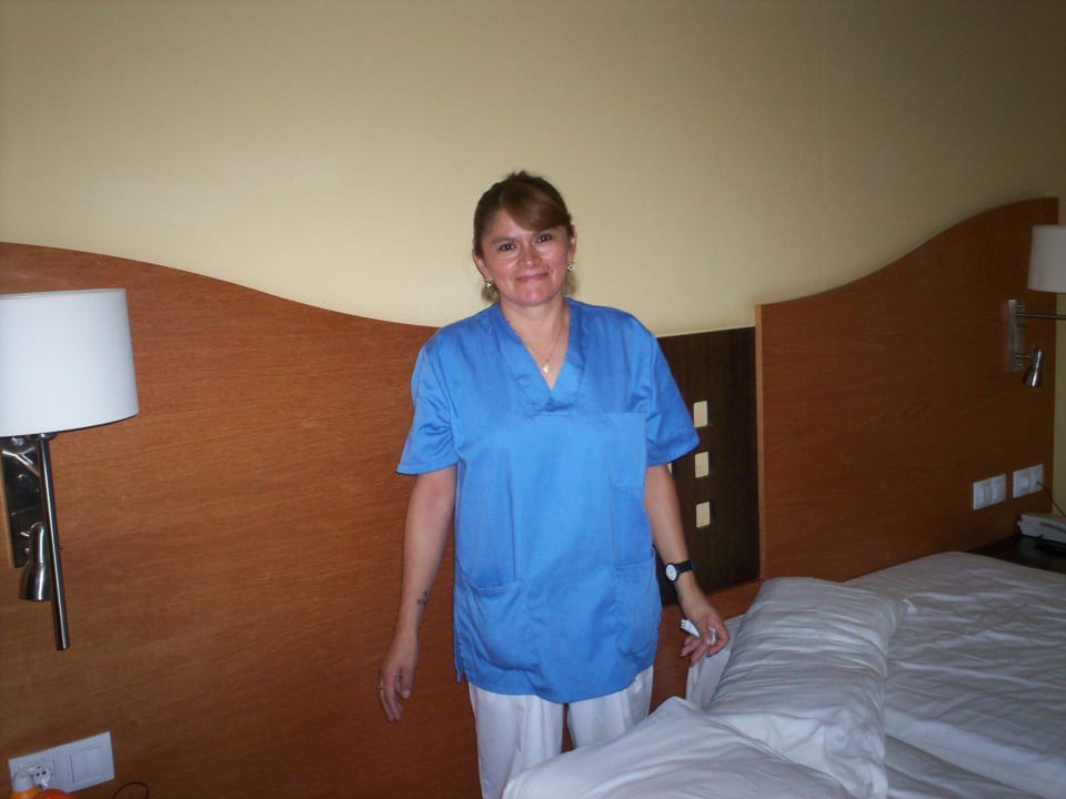 Eine sehr fleißige Putzfrau LIVVO Costa Taurito