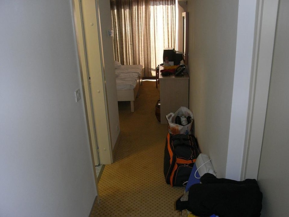 Schmaler Gang am Eingang zum Zimmer Rubin Hotel
