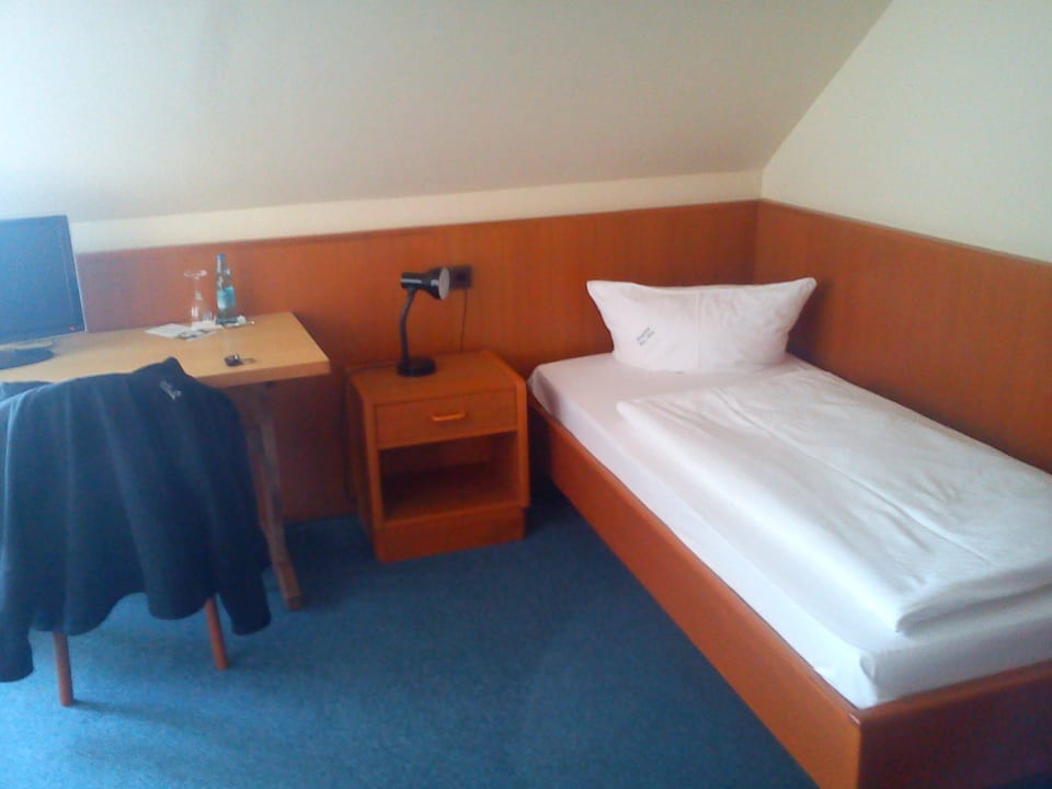 Bett 1, Schreibtisch und TV Landgasthof Grüne Linde