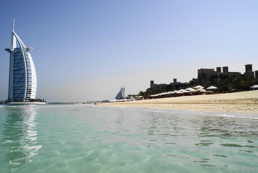 Strand mit Blick aufs Burj Jumeirah Mina A'Salam