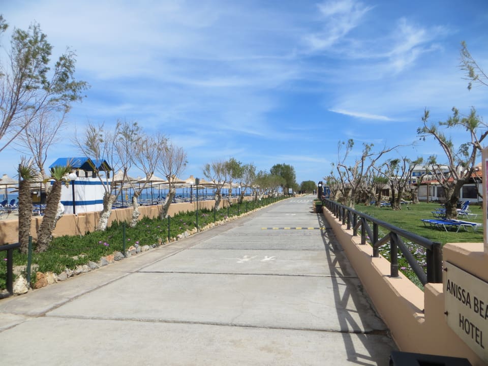 Die Straße am Strand Anissa Beach & Village