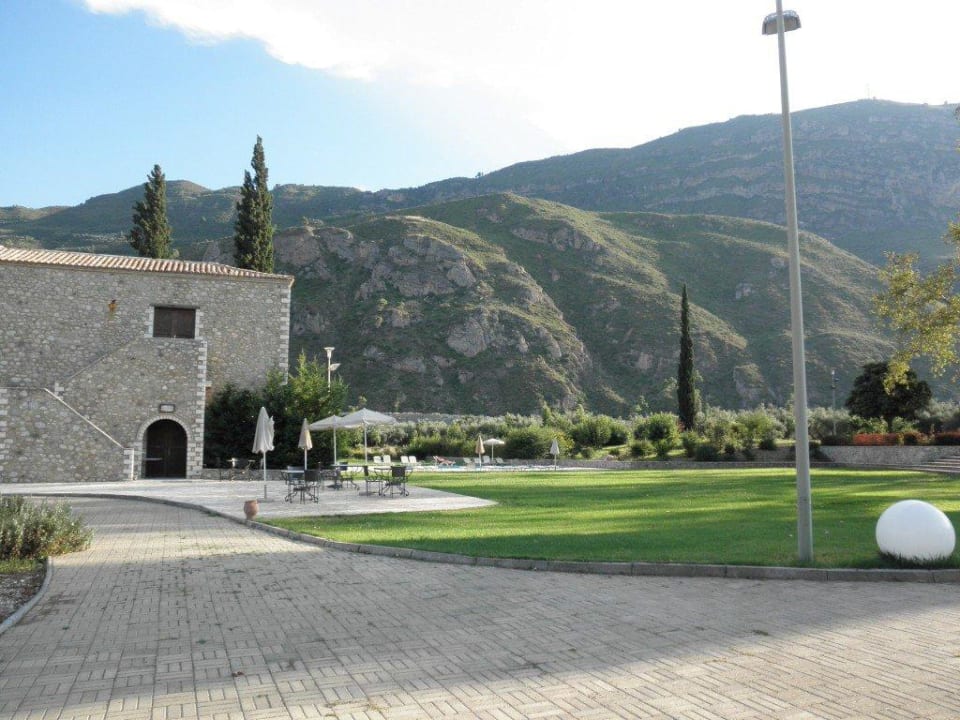 Pool im Hintergrund Semantron Traditional Village