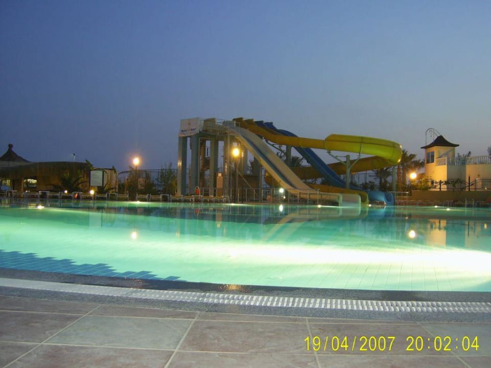 Nachtaufnahme des Animationspools Belek Beach Resort Hotel