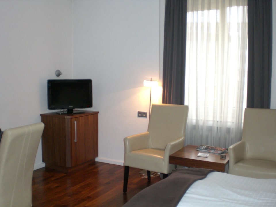 Blick ins Zimmer von der Bad-Tür aus Hotel Mannheimer Hof - Leonardo Limited Edition