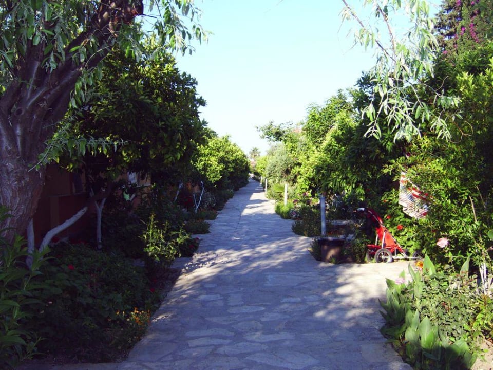 Weg durch die Bungalows Özlem Garden Hotel
