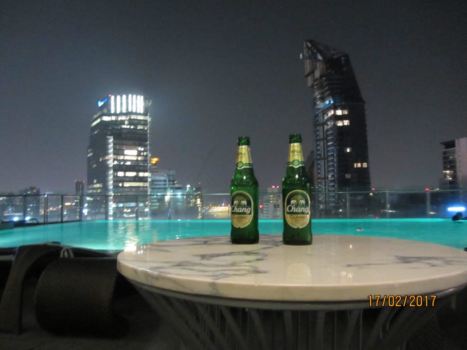 Pool  Hilton Sukhumvit Bangkok