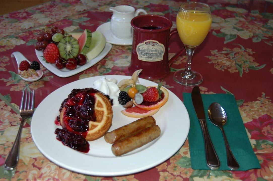 Breakfast Lady Macdonald Country Inn