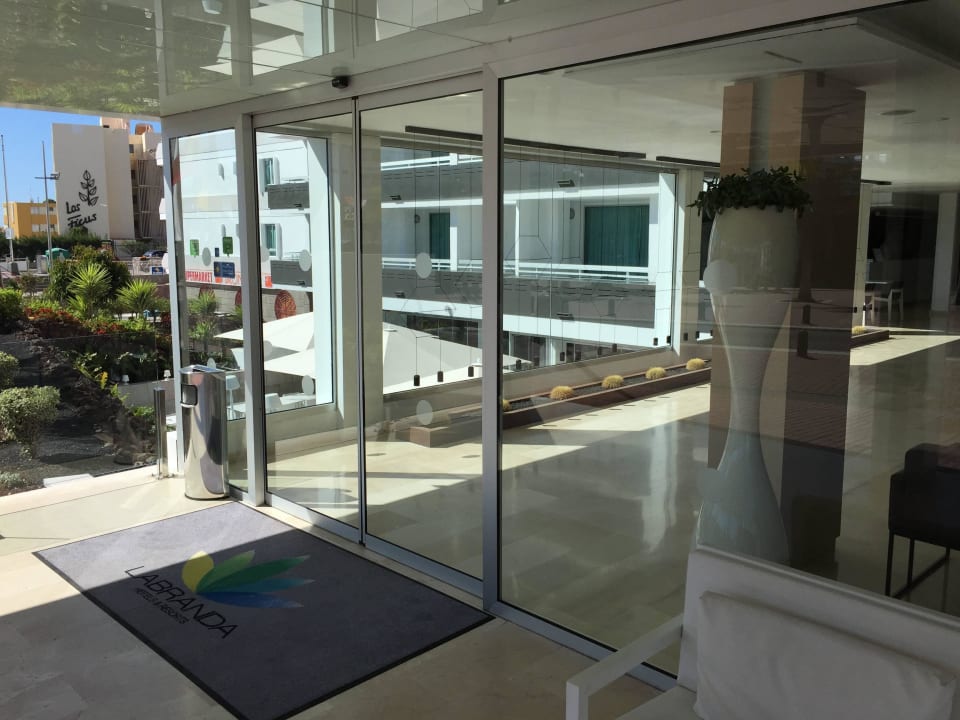 Eingang alltoura Club Hotel Akeah Broncemar