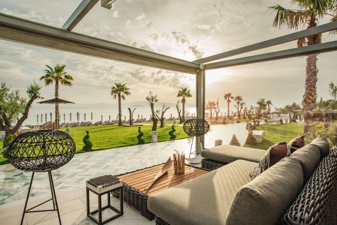 Strand Blue Carpet Luxury Suites