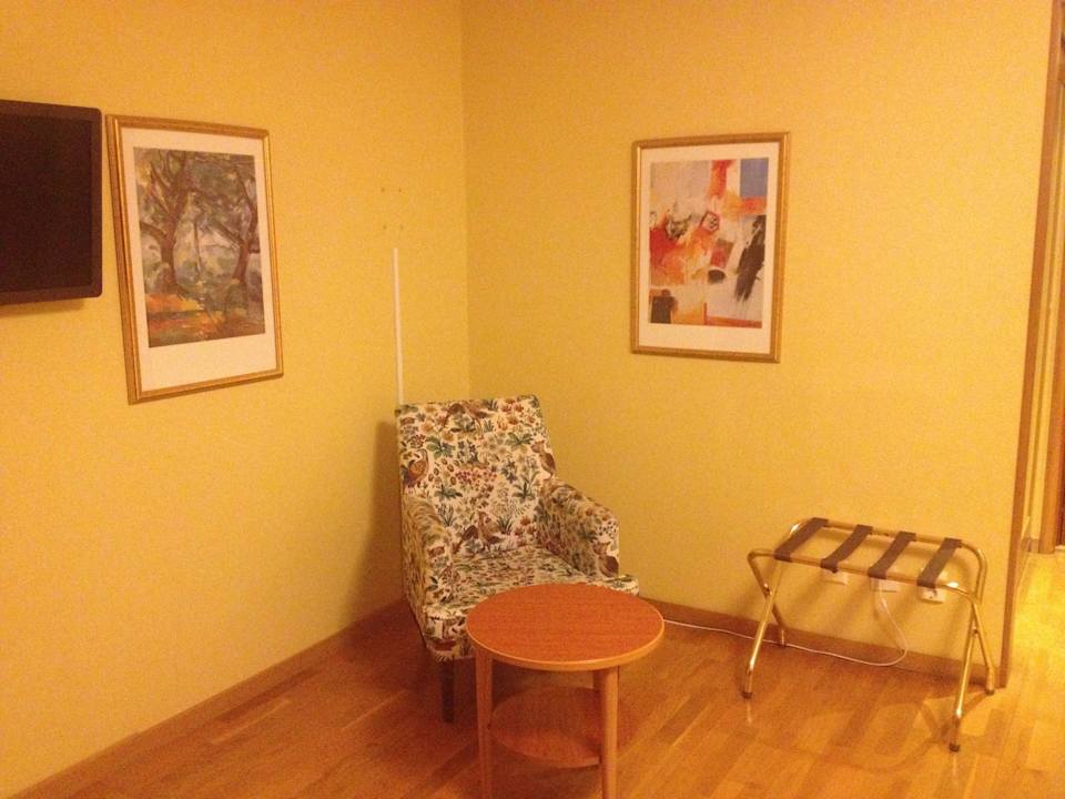 Ebenfalls einsam, Sessel und Tisch Sure Hotel Studio by Best Western Hotel Esplanade