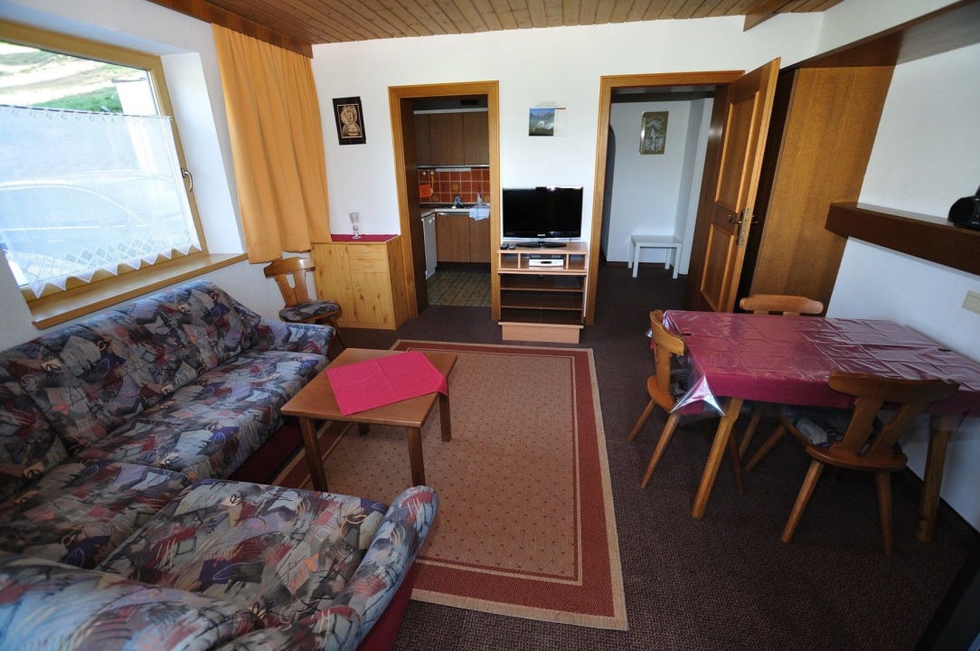 Wohnzimmer mit Blick in die Küche Ferienwohnungen Sepp Folie