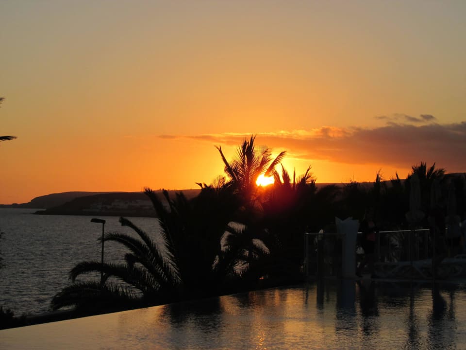 Sonnenuntergang über dem Infinity-Pool Hotel Riu Gran Canaria