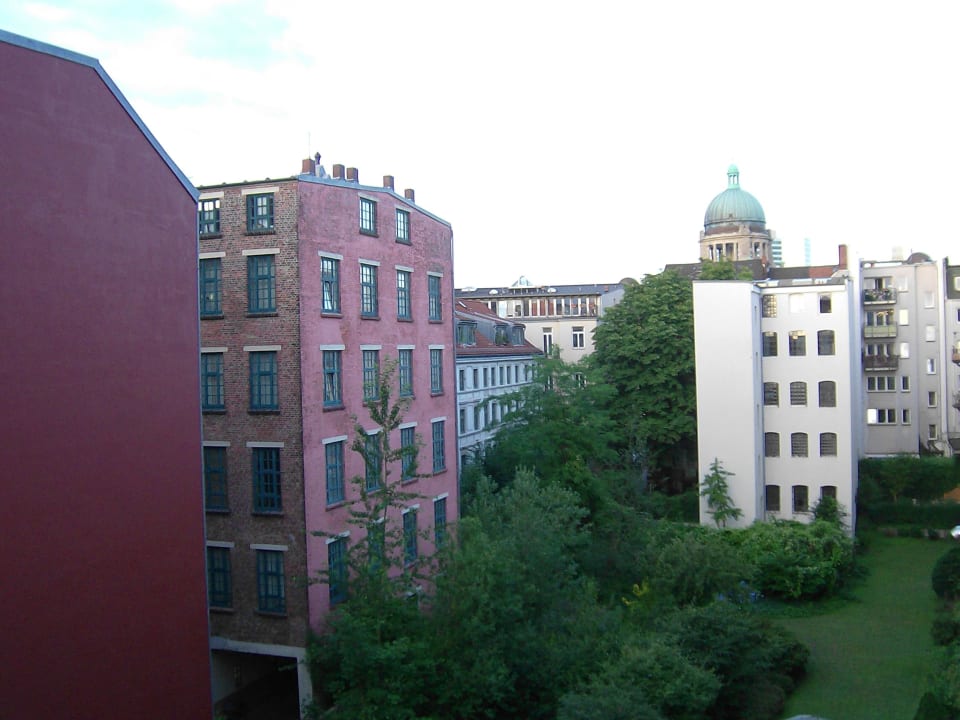 AusblickZimmer Innenhof NH Collection Hamburg City