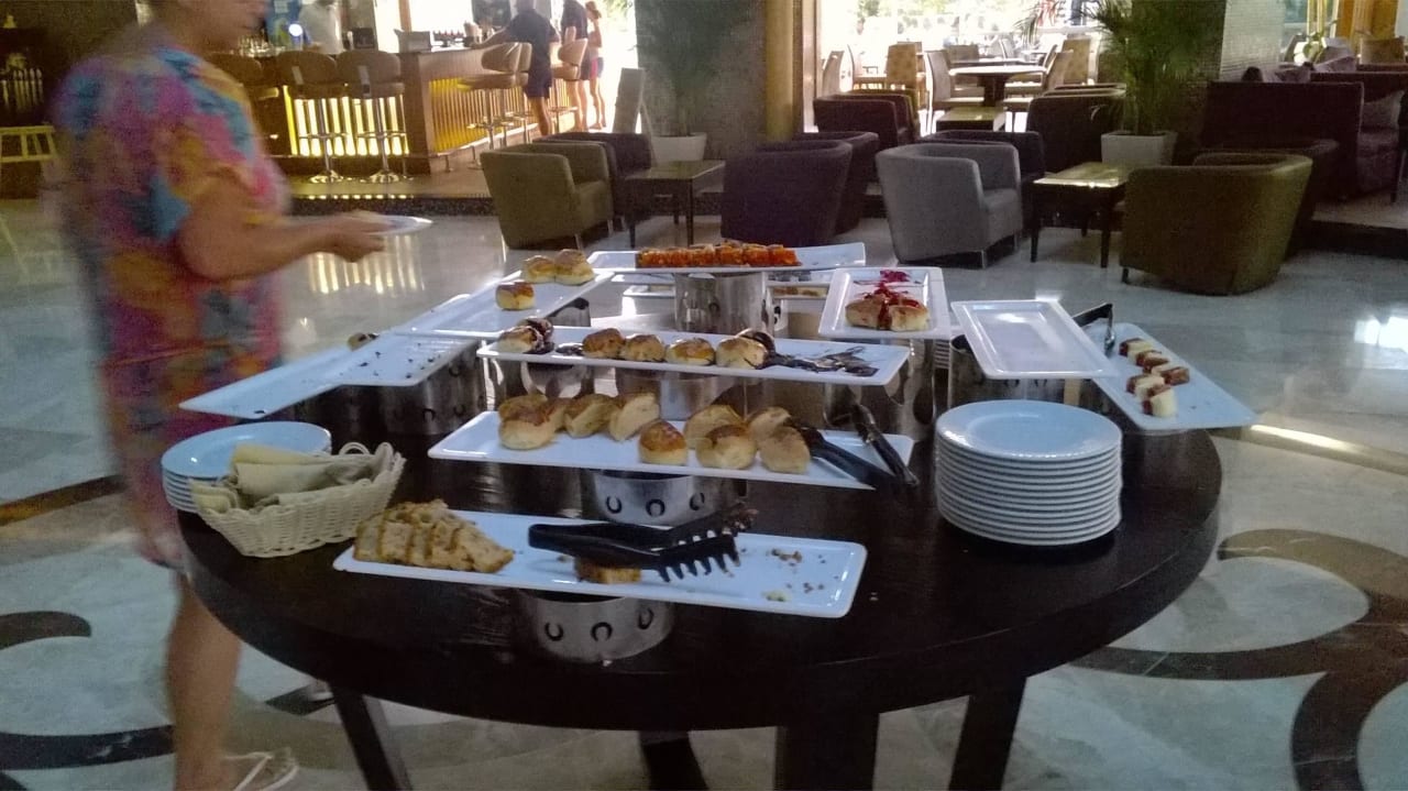 Stolik ze slodyczami w lobby Michell Hotel & Spa