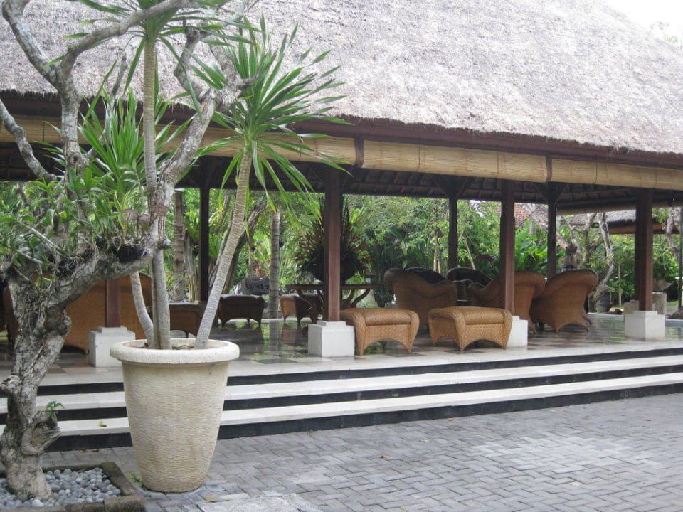 Sitzecke neben der Lobby Puri Santrian