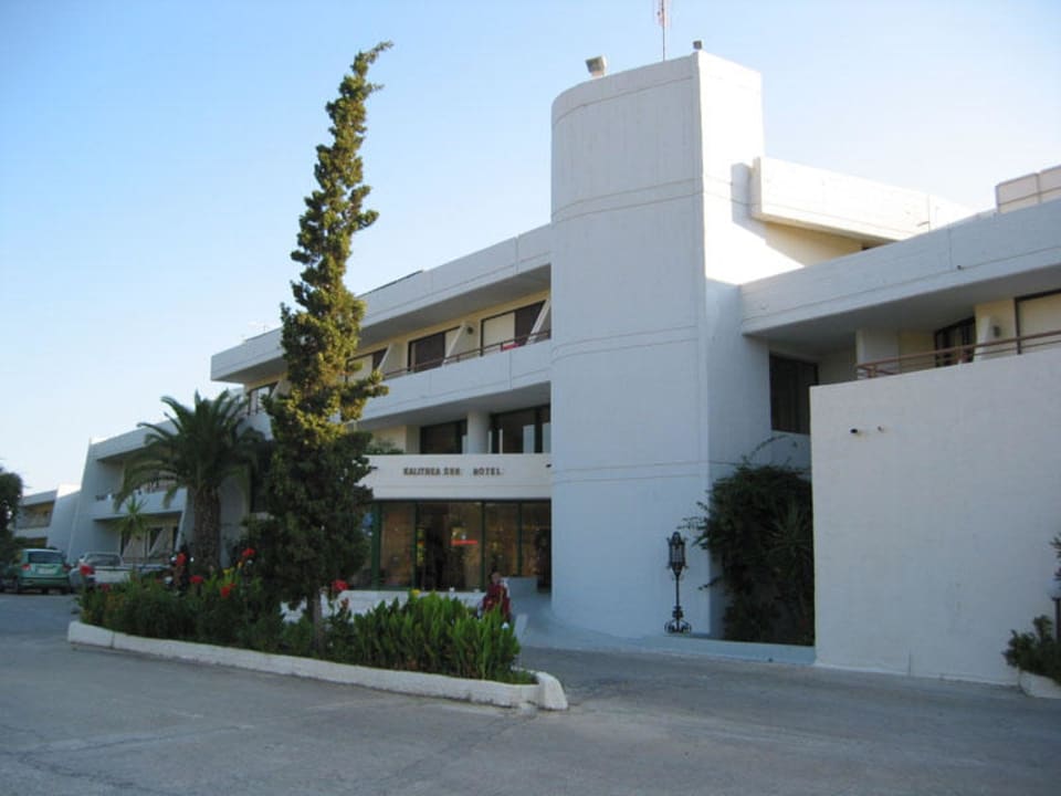 Hotelansicht zum Eingang Hotel Kalithea Sun & Sky