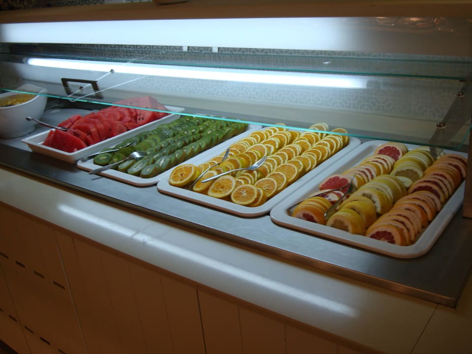 Beim Frühstück viel Obst Pernera Beach Hotel