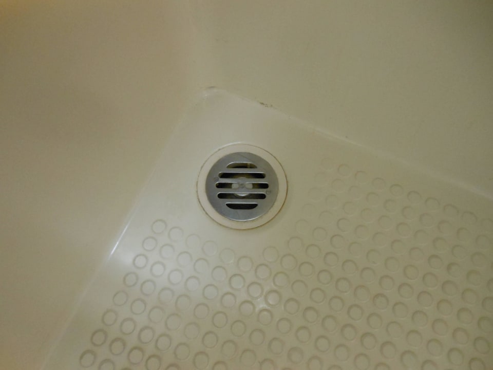 Abfluss für ges. Bad, nötig da kein Duschvorhang SAVOY Hotel Bad Mergentheim