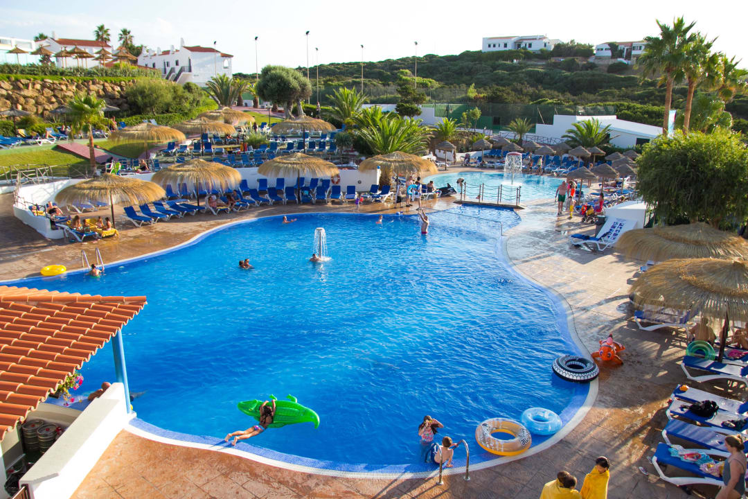 Pool Area FERGUS Club Carema Splash