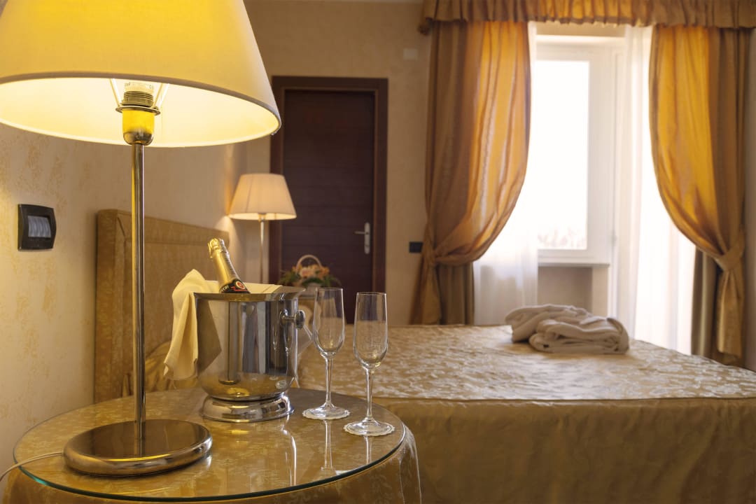 Camera,particolare Residence L'Heritage suites Aristoteles 225 by Bluebay